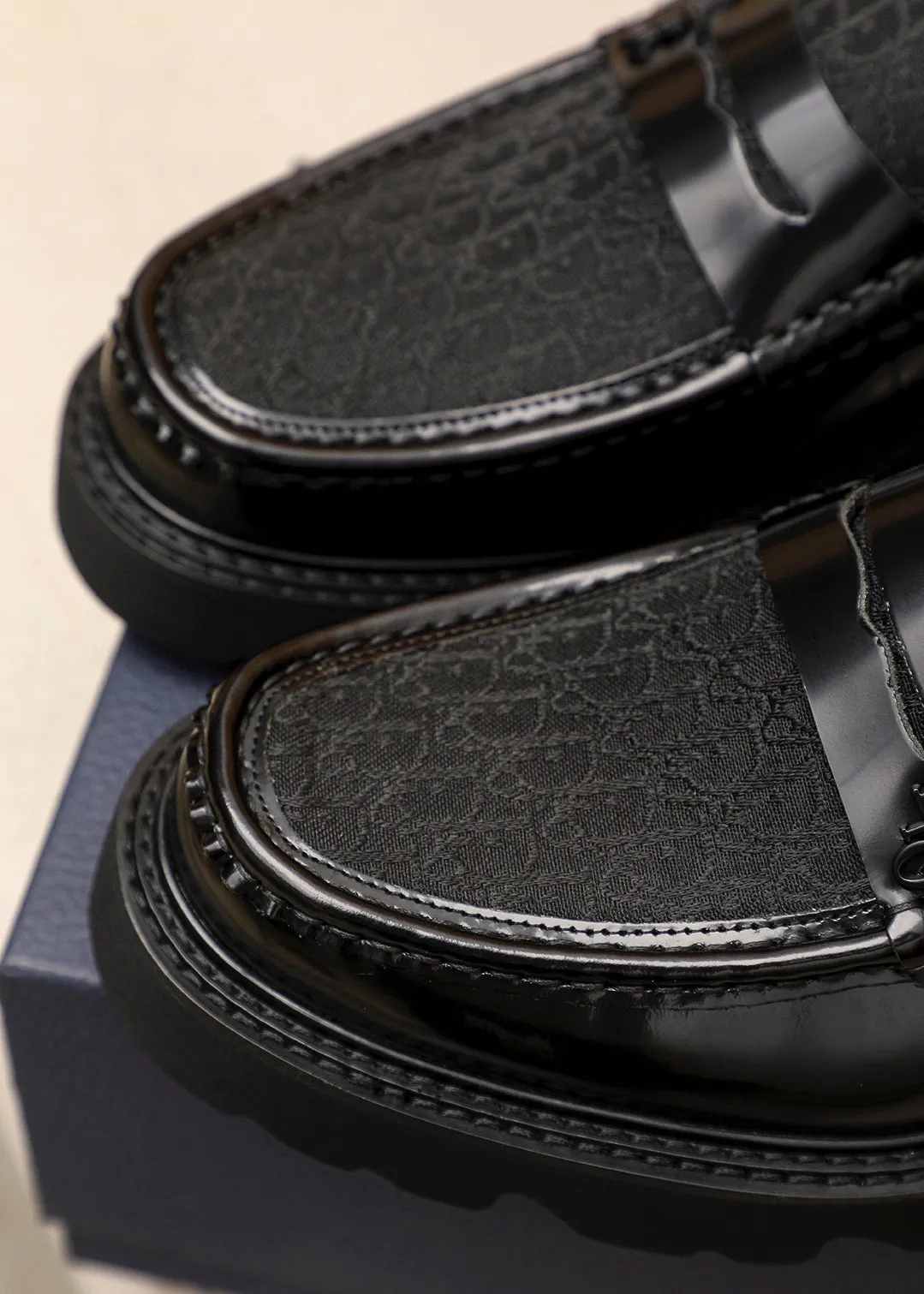 Men's shoes 💰480 💐 Product trademark: Dior "Dior" casual leather shoes Regular size: 39-44 (45🉑️customized) Product materials: Selected Italian imported first-layer calfskin upper, imported water-dyed 🐂 cowhide lining. Strong three-dimensional visual effect, original outsole color: 2 colors available